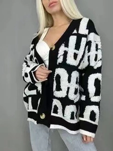Détail du cardigan en maille à col en V avec lettres contrastées et boutons dorés