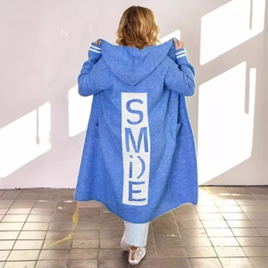 Cardigan lungo blu reale con cappuccio e scritta Smile sulla parte posteriore