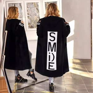 Cardigan lungo in maglia nera da donna con logo SMILE sul retro e design con cappuccio