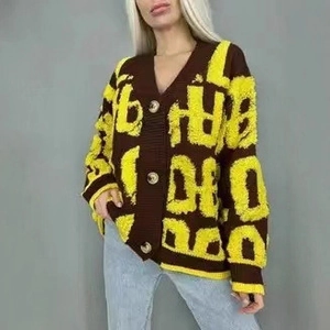 Gilet en maille marron foncé avec motif logo jaune et décolleté en V chic