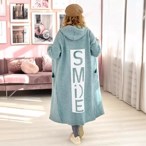 Cardigan oversize con cappuccio da donna blu polvere con stampa SMILE sul retro