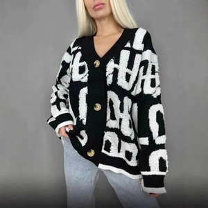 Cardigan femme à col en V avec motif de lettres noir et blanc et boutons ambrés