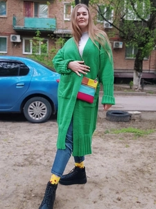 Long green chunky knit cardigan with folded cuffs and a stylish square crossbody bag