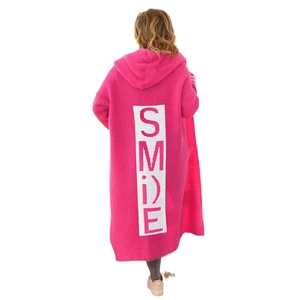 Cardigan lungo in maglia rosa con cappuccio e toppa SMILE bianca sul retro