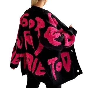 Gilet en maille noir et rose pour femme avec lettrage graffiti duveteux au dos