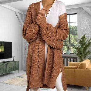 Détails du cardigan en maille épaisse avec épaules tombantes et motifs de tricot ajourés