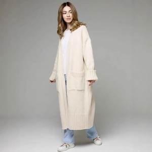Women's oversized long knit cardigan in beige with large pockets and ribbed cuffs