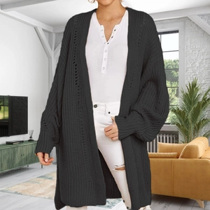 Détail de la maille épaisse et des poignets côtelés sur ce long cardigan ouvert