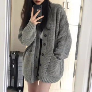 Cardigan en maille grise surdimensionné pour femmes avec boutons noirs et poches style