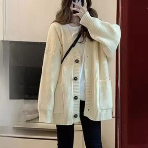 Gilet en maille beige à col en V avec boutons et poches dans une coupe décontractée