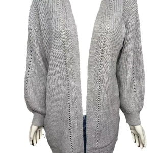 Cardigan long en maille grise pour femme avec motifs ajourés et poignets côtelés