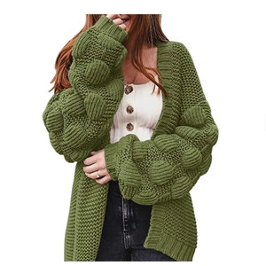 Détail du cardigan en maille épaisse vert olive avec manches boules à pompons