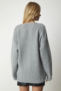 Rückansicht grauer Oversize-Strickjacke mit lockerer Passform und hochwertiger Struktur