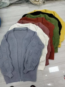 Texture de maille détaillée de cardigans longs déclinés en sept couleurs vibrantes