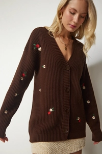 Detailansicht der dunkelbraunen Strickjacke mit bunten Blumenstickereien und großen Knöpfen