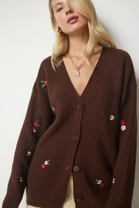 Details der Blumenstickerei auf dunkelbraunem V-Ausschnitt Strickcardigan mit Knöpfen