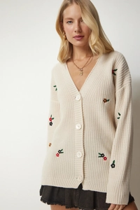 Detailansicht der cremefarbenen Strickjacke mit floraler Stickerei und Waffelstruktur