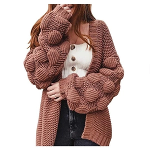 Gilet long en maille marron avec manches bouffantes texturées et détails de pompons tricotés