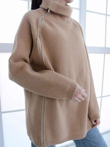 Dettaglio della cerniera laterale e della trama a coste su questo maglione a collo alto