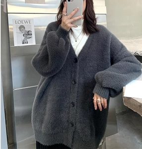 Détails du gilet en maille velours vison gris foncé avec boutons noirs élégants