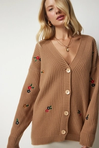 Detailansicht der Blumenstickerei und Knöpfe an einem beigen Strickcardigan für Damen