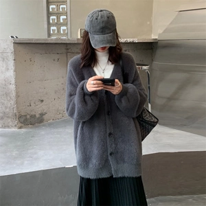 Détails du cardigan en maille gris foncé imitation vison avec texture douce