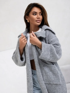 Dettaglio cardigan grigio in maglia spessa con grandi tasche e collo a revers morbido