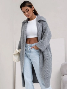 Dettaglio della trama in maglia grigia spessa e del bavero su questo cardigan lungo da donna