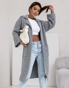 Dettaglio di un cardigan in maglia grossa grigio scuro con colletto a rever e tasche