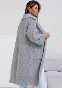 Dettaglio del cardigan grigio in maglia spessa con trama a coste e tasca laterale