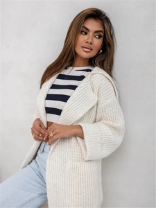 Dettaglio del cardigan in maglia grossa color panna con ampio colletto e trama