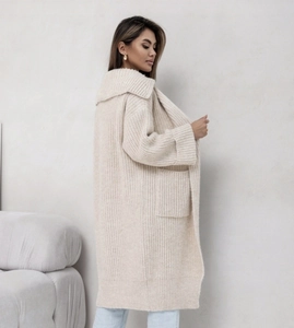 Dettaglio delle ampie tasche e della trama a maglia verticale di questo lungo cardigan donna