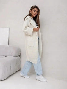 Dettaglio del cardigan in maglia grossa crema con trama verticale e ampie tasche