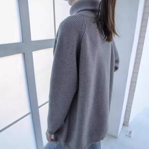 Maglione grigio oversize a collo alto con trama a coste verticali e spalle scese