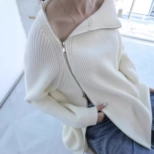 Maglione in maglia a coste bianco con collo a cerniera laterale e maniche lunghe chic