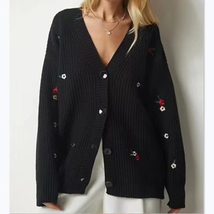 Damen Strickjacke in Schwarz mit V-Ausschnitt, Blumenstickerei und Knöpfen vorne