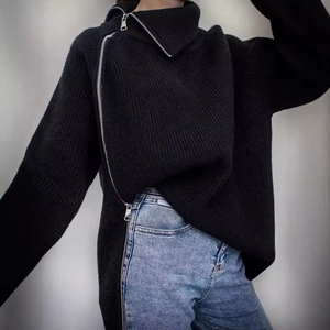 Maglione in maglia nera a collo alto con cerniera diagonale e maniche lunghe