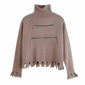 Dettaglio maglione in maglia marrone con cerniere metalliche e orlo sfrangiato invecchiato
