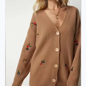 Schicker camel Strickcardigan mit Blumenstickerei und Holzknöpfen für Damen