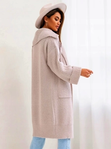 Dettaglio del cardigan in maglia grossa grigio chiaro con colletto e trama verticale