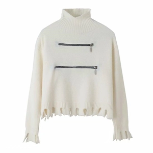 Maglione da donna in maglia crema con collo alto, doppie cerniere e dettagli dell'orlo usurati