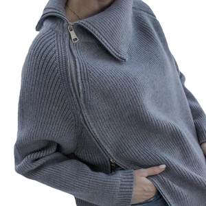 Maglione in maglia a coste grigio da donna con collo alto e cerniera diagonale alla moda