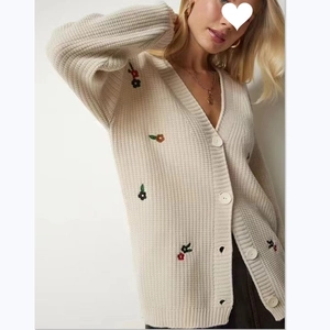 Beigefarbene Grobstrickjacke für Damen mit bunter Blumenstickerei und V-Ausschnitt