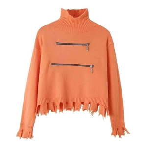 Maglione arancione oversize a collo alto con zip e orlo distressed per uno stile streetwear