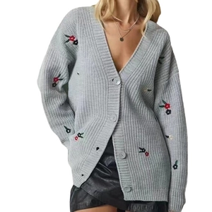 Hellgraue Strickjacke mit V-Ausschnitt, Knöpfen und Blumenstickerei auf weißem Hintergrund