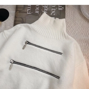 Maglione bianco a collo alto con doppie cerniere decorative e trama in maglia a coste