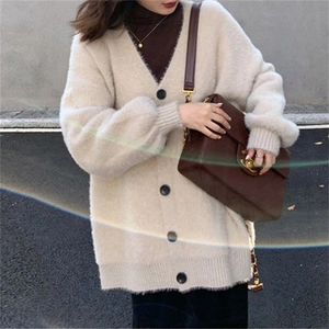Cardigan ample en fausse fourrure de vison crème avec col en V pour femme