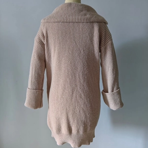 Dettaglio del colletto a revers e della trama in maglia grossa del cardigan lungo