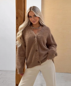 Dettaglio del cardigan in finta pelliccia marrone con scollo a V e bottoni abbinati