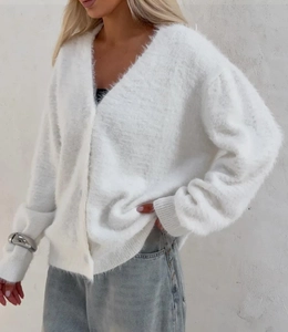 Dettaglio del cardigan bianco in finta pelliccia di visone con polsini a costine